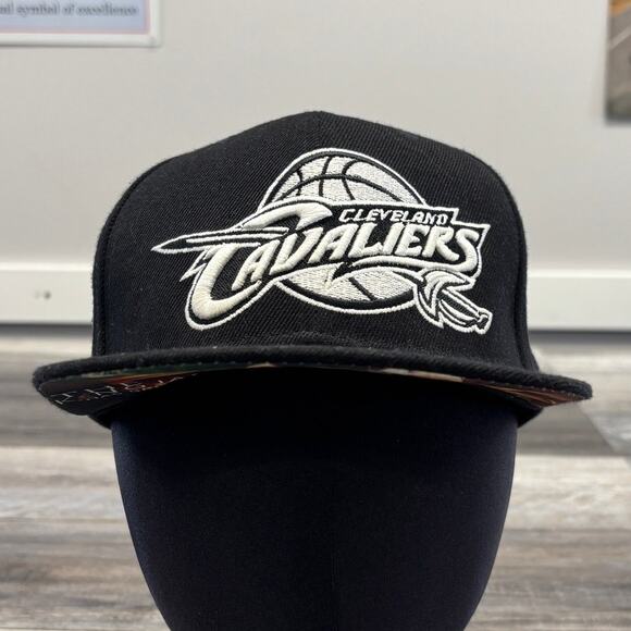 Mitchell & Ness NBA Hardwood Classics Black Cleveland Cavaliers Snapback Cap - Picture 1 of 8